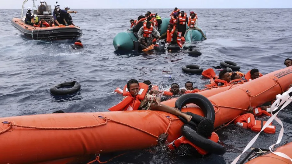 An archive photo showing the suffering of migrants by sea and the attempt to rescue them.