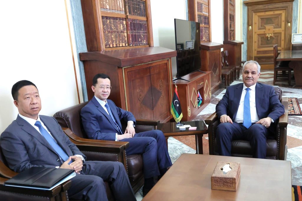 Governor of CBL Naji Issa (R) and the Chinese Ambassador to Libya Ma Xuliang and Liu Jian, the Chinese Counselor and Chargé d’Affaires, meeting in Tripoli, 27 April 2026. (CBL photo)